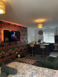 伯明翰Luxury studio apartment near Birmingham citycentre的客厅设有壁挂式平面电视。