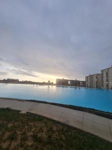 阿尔加罗沃Laguna Bahia的一座位于城市的大型游泳池,