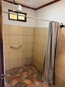 HorquetasRIVER SIDE LODGE的带淋浴和浴帘的浴室