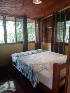 圣达菲Hotel Anachoreo的一间设有床铺的卧室,位于带窗户的房间内