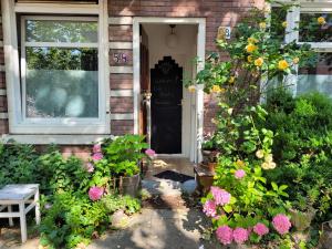 阿姆斯特丹H58民宿的鲜花砖房的前门