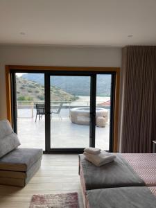 托里迪蒙科尔武Douro Visit House的一间卧室设有一张床和一个滑动玻璃门