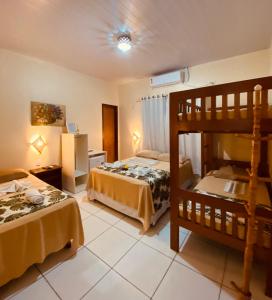 巴雷里尼亚斯Pousada Do Porto的一间卧室配有两张床和一张双层床。