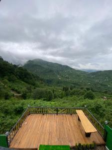 特拉布宗Gohali Bungalov的山顶上带长凳的木甲板