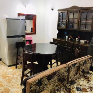 阿里什شالية مفروش قرية سما العريش的厨房配有黑桌和冰箱。