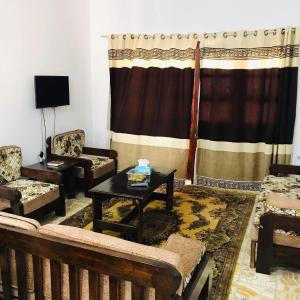 阿里什شالية مفروش قرية سما العريش的带沙发和桌子的客厅