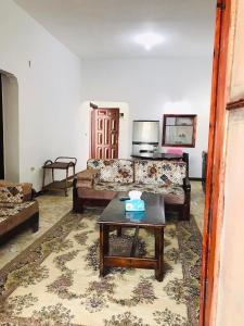 阿里什شالية مفروش قرية سما العريش的带沙发和咖啡桌的客厅
