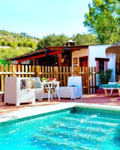 马拉加Cortijo el Alcornocal的一座带游泳池和庭院的房子
