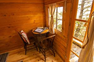 SeldoviaBetween Beaches Alaska的小木屋内的房间,配有桌子和两把椅子