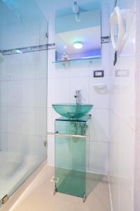 圣多明各Hostal Mamamambo的浴室设有绿色水槽和淋浴