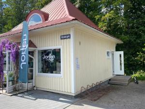 凯尔德拉Kapteni tuba - Captains room - Central Square in Kärdla的前面有标志的小建筑