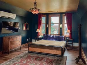 德卢斯Endion Inn的一间卧室配有一张蓝色墙壁的床和电视