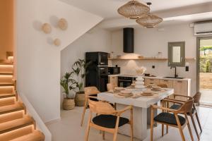 里科索翁Villa Sensi的厨房以及带桌椅的用餐室。