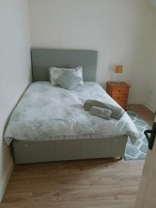 卡洛Barrow mews views的一间卧室设有一张大床,铺有木地板