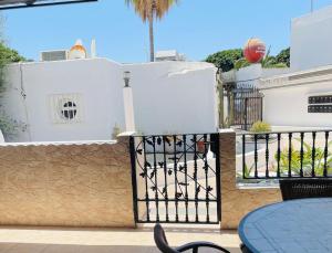 蒂亚斯Apartamento Playa Grande的阳台设有黑色大门、桌子和篮球