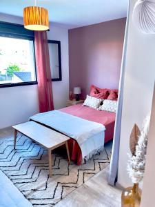 TomblaineGrande chambre privée 18 m2 dans maison proche Gare et Nancy Thermal的一间卧室配有一张床和一张桌子