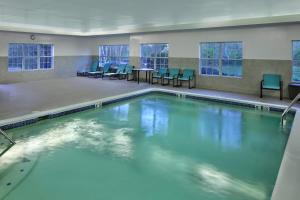 米斯蒂克神秘格罗顿公寓式酒店的大楼内的一个蓝色海水游泳池
