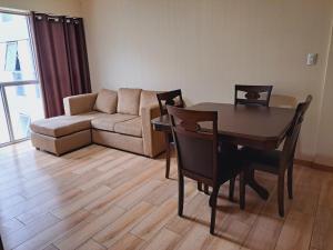 利马Zegarra' s Home的客厅配有桌子和沙发