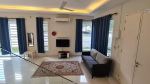 马六甲Selendang - Near Std Hang Jebat, MITC & UTEM的带沙发和电视的客厅