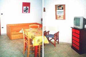 切萨雷奥港Appartamenti Colle Azzurro的两张照片,房间配有一张桌子和一台电视机