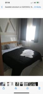 拉巴特Hassan Rabat的一张卧室的照片,卧室里设有一张床和一个窗户