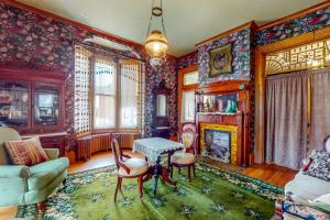 斯普林菲尔德Clarkson W Freeman House的客厅配有色彩缤纷的壁纸和壁炉