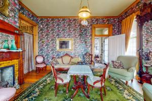 斯普林菲尔德Clarkson W Freeman House的客厅配有桌椅和壁炉