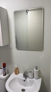 奥索尔诺RUCAMAR的一间带水槽、镜子和卫生间的浴室