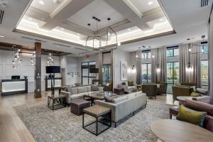 卡温顿Residence Inn by Marriott Atlanta Covington的带沙发和桌子的客厅以及窗户。
