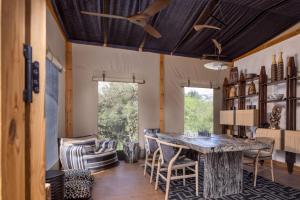 马赛马拉JW Marriott Masai Mara Lodge的一间带桌椅的用餐室