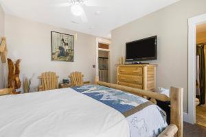 布兰森Historic Branson Hotel - Hide-A-Way Room with Queen Bed - Downtown - FREE TICKETS INCLUDED的一间卧室配有一张床和一台平面电视
