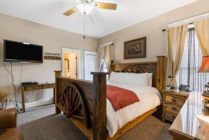 布兰森Historic Branson Hotel - Horseshoe Room with King Bed - Downtown - FREE TICKETS INCLUDED的一间卧室配有一张床和一台平面电视