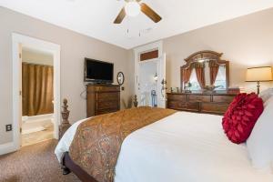 布兰森Historic Branson Hotel - Notebook Room with Queen Bed - Downtown - FREE TICKETS INCLUDED的一间卧室配有一张大床和一台平面电视