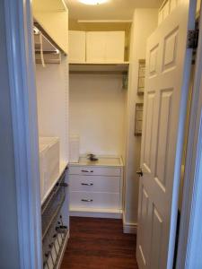 哈利法克斯Serene的步入式衣柜,配有白色橱柜和门