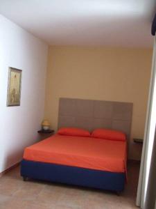 切萨雷奥港Appartamenti Colle Azzurro的一间卧室配有红色和蓝色的床