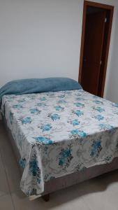 维拉维尔哈Jockey Family_Villaggio di Piazza的床上有蓝色和白色的毯子