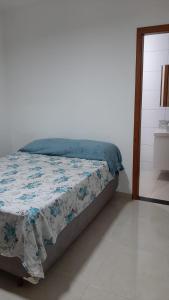 维拉维尔哈Jockey Family_Villaggio di Piazza的一间卧室配有一张带蓝色和白色被子的床