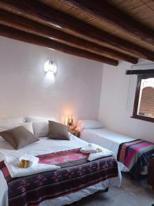 普尔马马尔卡Hostería Aguas Coloradas的一间卧室,配有两张床