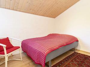 埃斯比约Holiday home Esbjerg V X的一间卧室配有一张床和一张红色椅子