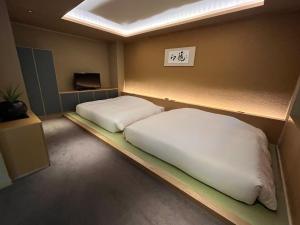 Jozankei廚翠山旅館的小房间设有两张床和电视