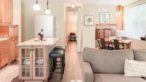 伯明翰Perfect Stay High Ceilings Huge Yard And Amenities的厨房以及带沙发和桌子的客厅。