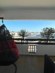 阿加迪尔Luxueux appartement à la Marina d’agadir的客房设有吊床,可从大窗户欣赏美景。