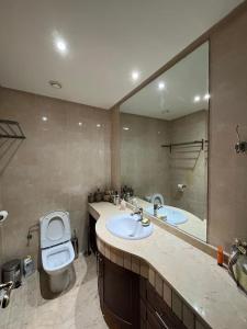 阿加迪尔Luxueux appartement à la Marina d’agadir的一间带卫生间和大镜子的浴室