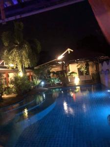 湄南海滩班特洛皮卡纳别墅的夜间大型游泳池,灯光照亮