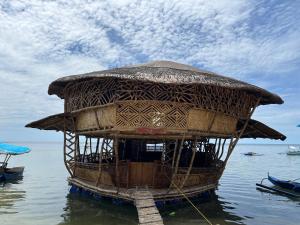 公主港Bamboo Nest Beachfront Floating Tent的水中的小小屋