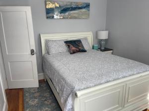 波士顿Boston Luxury Condo Style Rooms的卧室配有白色的床和枕头