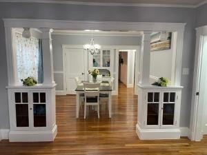 波士顿Boston Luxury Condo Style Rooms的一间带桌子的用餐室和一间餐厅。