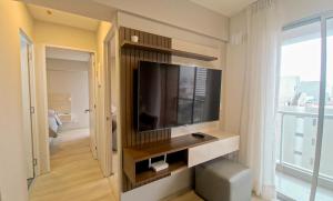 利马Exclusivo departamento piscina tempera vistamar的客厅设有壁挂式平面电视。