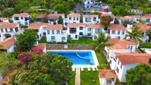 阿卡普尔科Villa Malaga Acapulco, Gro的住宅区空中景观,带游泳池