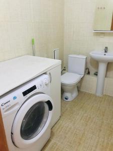 阿拉木图Уютная, ухоженная квартирка.的一间带洗衣机和卫生间的浴室